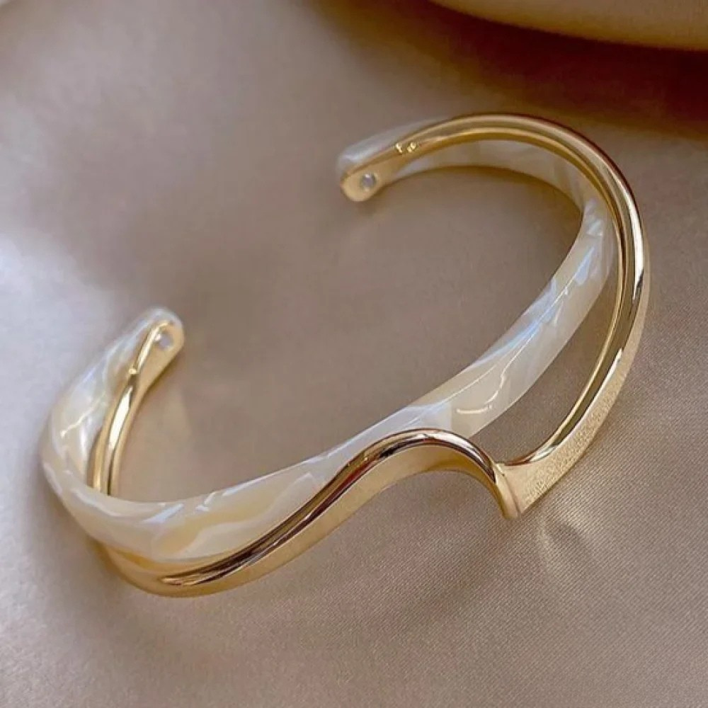 Elegante pulsera dorada con ópalo blanco