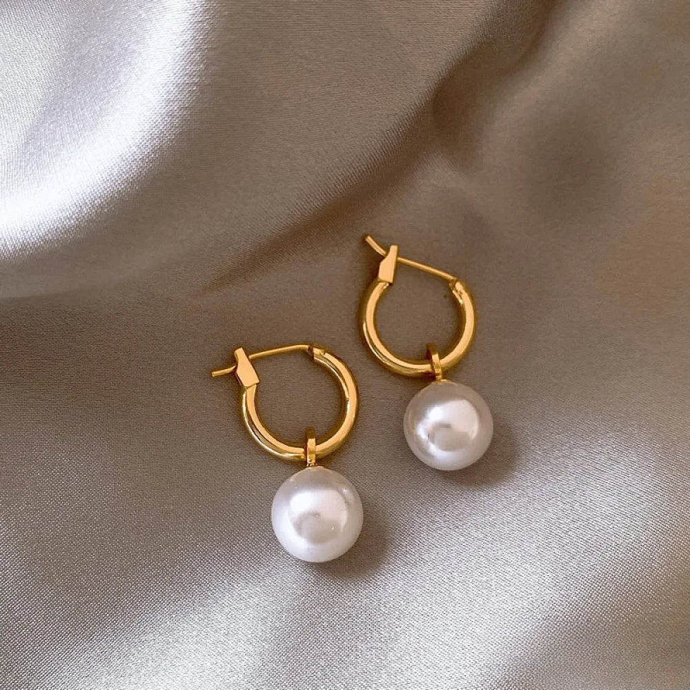 Pendientes elegantes con perlas doradas