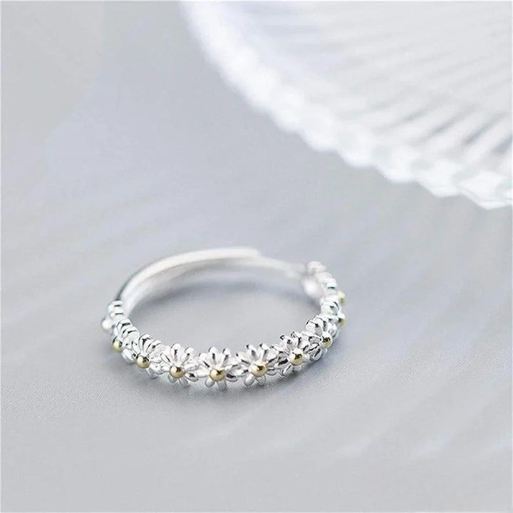 Anillo de plata ajustable con margarita esmaltada pintada a mano