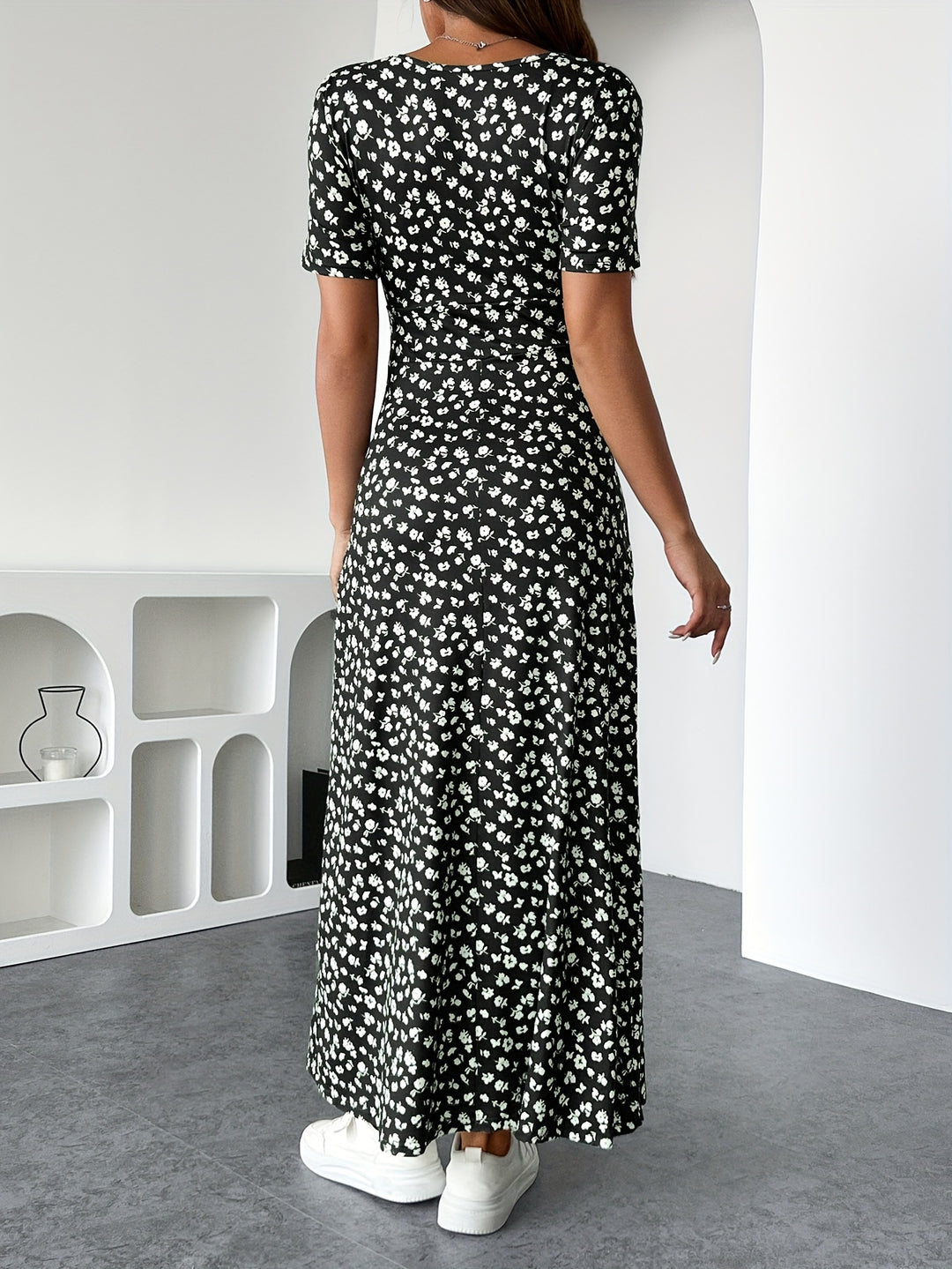 Muni – Floral V-Neck Ruched Dress