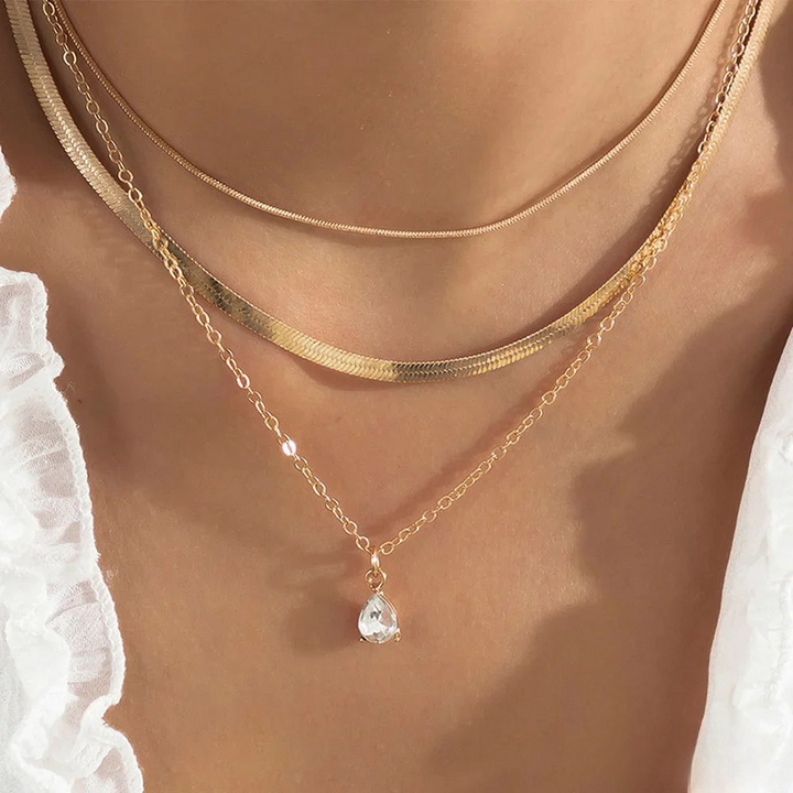Collar en capas con colgante de circonita dorada