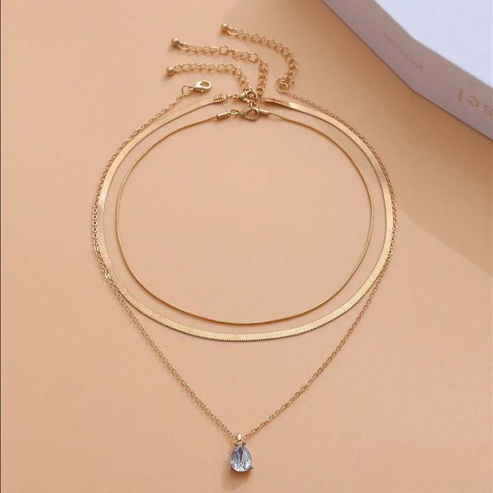 Collar en capas con colgante de circonita dorada