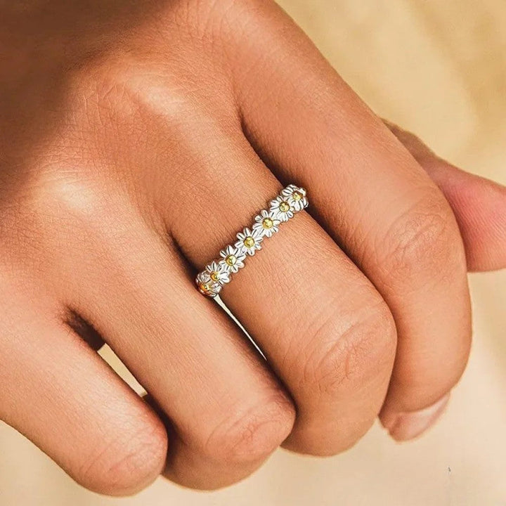 Anillo de plata ajustable con margarita esmaltada pintada a mano
