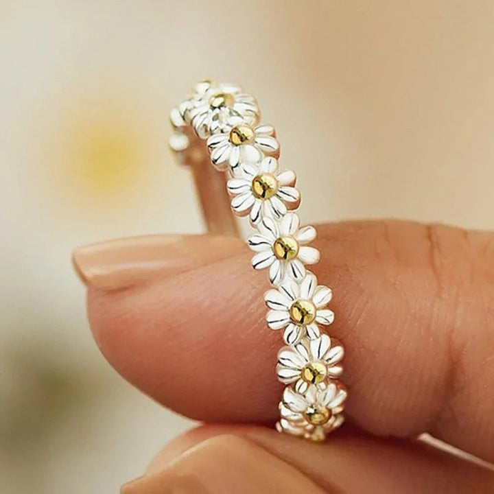Anillo de plata ajustable con margarita esmaltada pintada a mano
