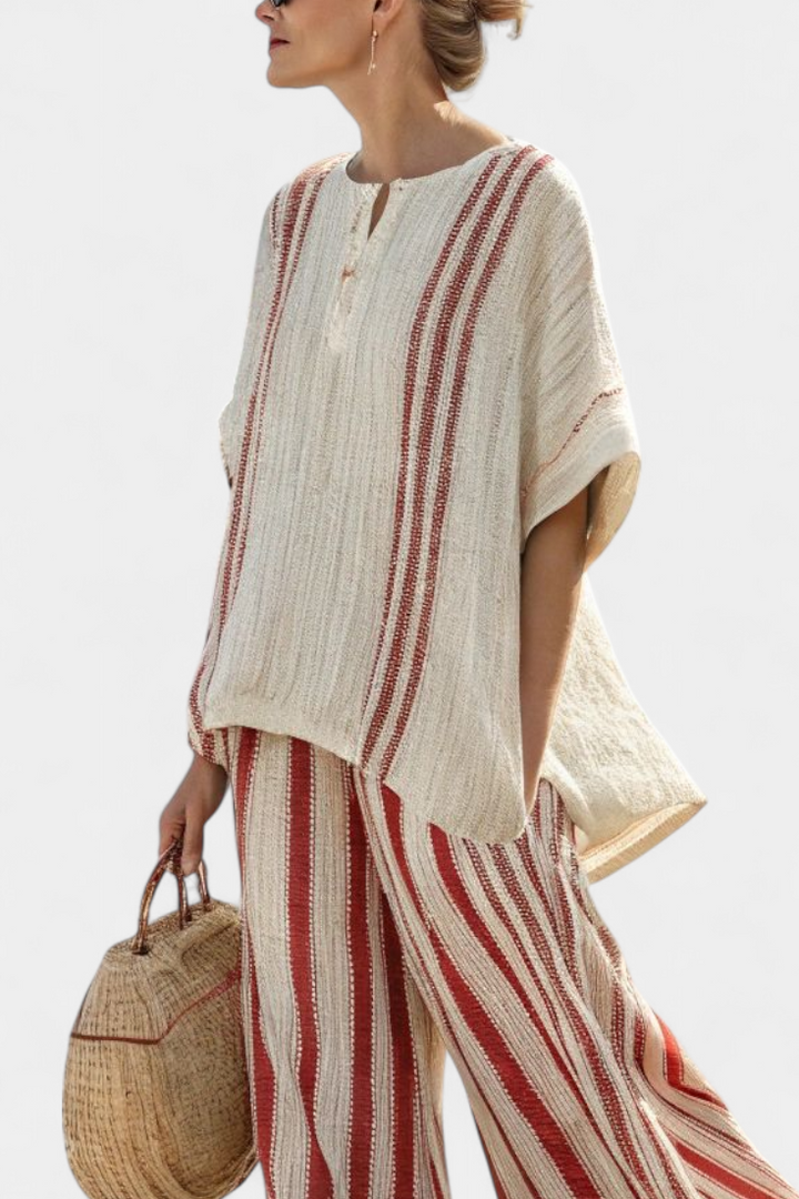 Mirella | Top de rayas rojas con textura sofisticada y pantalones de lino