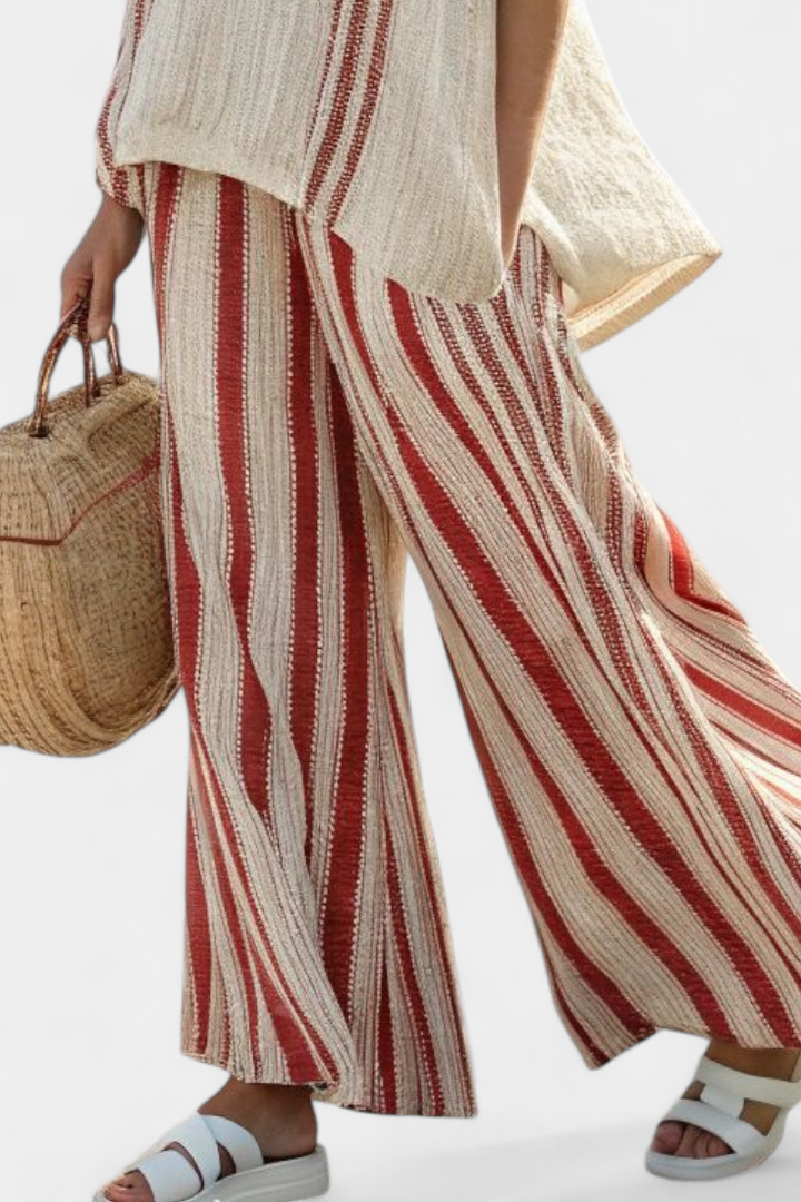 Mirella | Top de rayas rojas con textura sofisticada y pantalones de lino
